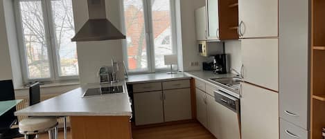 Kühlschrank, Mikrowelle, Ofen, Geschirrspüler