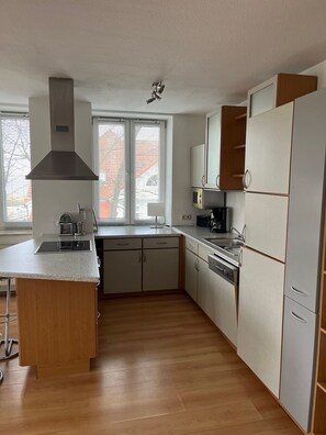 Kühlschrank, Mikrowelle, Ofen, Geschirrspüler