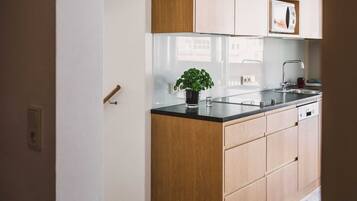 KĂŒhlschrank, Mikrowelle, GeschirrspĂŒler, Wasserkocher