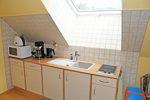 Kylskåp, mikrovågsugn, barnstol och frys