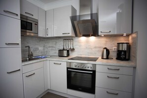 Kjøleskap, mikrobølgeovn, ovn og oppvaskmaskin