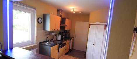 Réfrigérateur, four à micro-ondes, lave-vaisselle, chaise haute