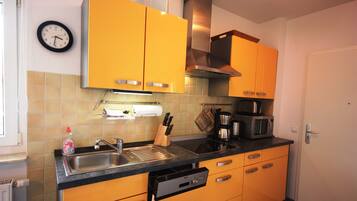 Frigorífico, microondas, lavavajillas y trona infantil