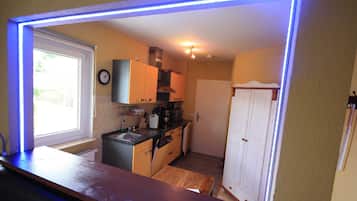 Kjøleskap, mikrobølgeovn, oppvaskmaskin og høy barnestol