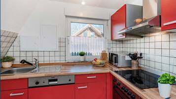 Kjøleskap, mikrobølgeovn, ovn og oppvaskmaskin