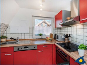 Réfrigérateur, four à micro-ondes, un four, lave-vaisselle