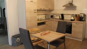 Kühlschrank, Mikrowelle, Ofen, Geschirrspüler