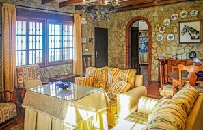 Una chimenea, un reproductor de DVD, un reproductor estéreo