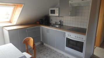 Réfrigérateur, micro-ondes, four, cafetiÚre/bouilloire