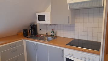 Réfrigérateur, micro-ondes, four, cafetiÚre/bouilloire