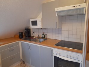 Jääkaappi, mikroaaltouuni, uuni, kahvin-/teenkeitin