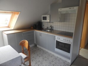 Jääkaappi, mikroaaltouuni, uuni, kahvin-/teenkeitin