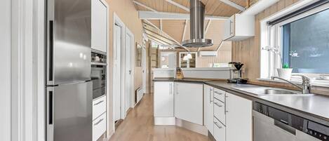 冷蔵庫、コンロ、食器洗い機、コーヒー / ティーメーカー