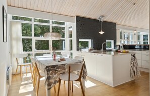 Réfrigérateur, four à micro-ondes, surface de cuisson, lave-vaisselle