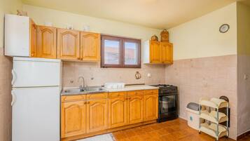 Refrigerador, placa de cocina, cafetera/tetera