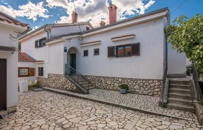 Exterior - Awesome home in Malinska with WiFi (Malinska)