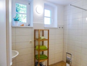 Dusche, Haartrockner, Handtücher