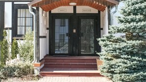 Un bâtiment de style architectural traditionnel, caractérisé par une façade en bois et un toit recouvert de tuiles.