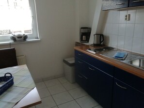 Een koelkast, een koffiezetapparaat/waterkoker, een waterkoker
