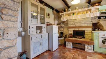 Køleskab, kogeplade, kaffe-/temaskine