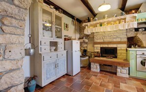 Refrigerador, parrilla de estufa y cafetera y tetera 
