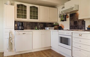 Een koelkast, een kookplaat, een vaatwasser