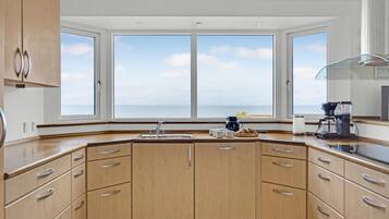 Fridge, stovetop, dishwasher, coffee/tea maker