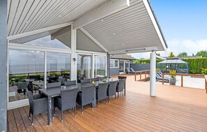 Outdoor dining - Amazing home in Strøby with house sea view (Strøby)