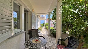Outdoor dining - Holiday flat with terrace and air conditioning (Šilo)