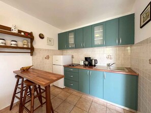 Kühlschrank, Ofen, Herdplatte, Wasserkocher mit Kaffee-/Teezubehör