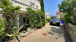 Property grounds - Holiday flat with terrace and air conditioning (Šilo)