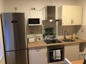 Køleskab, mikrobølgeovn, ovn, brødrister