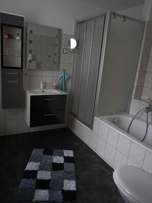 Een douche, handdoeken