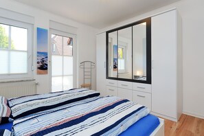 Unclassified image, 4 of 39, button - Apartment 1 - House "Rear Admiral Eduard Varrentrapp (Neuharlingersiel)