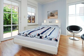 Unclassified image, 5 of 39, button - Apartment 1 - House "Rear Admiral Eduard Varrentrapp (Neuharlingersiel)