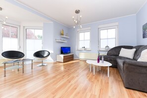 Unclassified image, 4 of 39, button - Apartment 1 - House "Rear Admiral Eduard Varrentrapp (Neuharlingersiel)