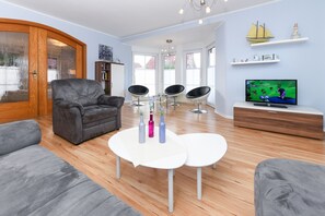 Unclassified image, 2 of 39, button - Apartment 1 - House "Rear Admiral Eduard Varrentrapp (Neuharlingersiel)