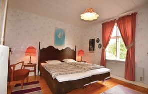 3 bedrooms, travel cot, free WiFi - Nice home in Köpmannebro with house sea view (Köpmannebro)