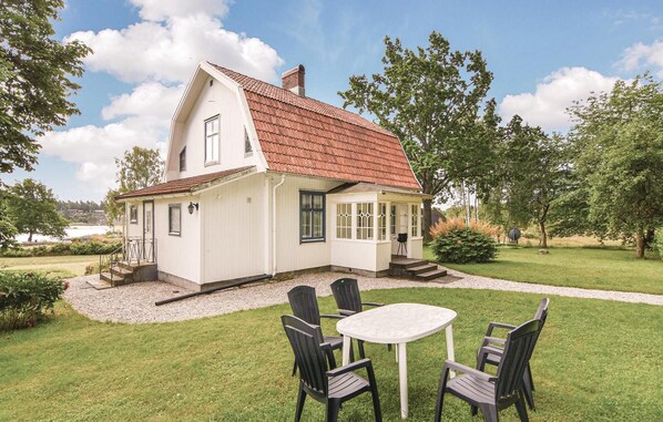 Outdoor dining - Nice home in Köpmannebro with house sea view (Köpmannebro)