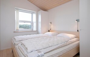 3 bedrooms, travel crib, free WiFi