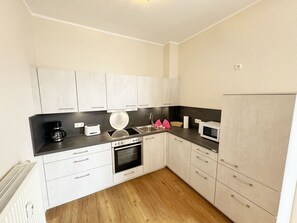 Kühlschrank, Mikrowelle, Ofen, Geschirrspüler