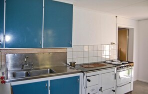 Réfrigérateur, micro-ondes, plaque de cuisson, cafetière/bouilloire