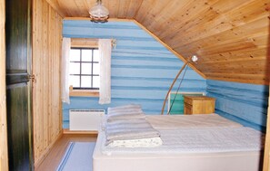 3 bedrooms, travel cot