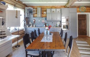 Frigorífico, placa de cocina, lavavajillas y cafetera o tetera