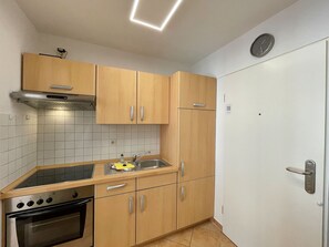 Fridge, oven, coffee/tea maker, electric kettle