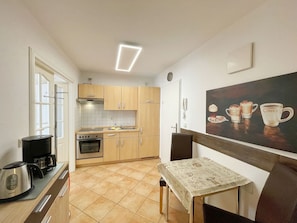 Fridge, oven, coffee/tea maker, electric kettle