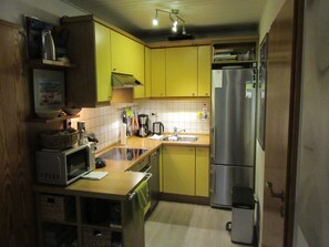 Kühlschrank, Mikrowelle, Ofen, Geschirrspüler