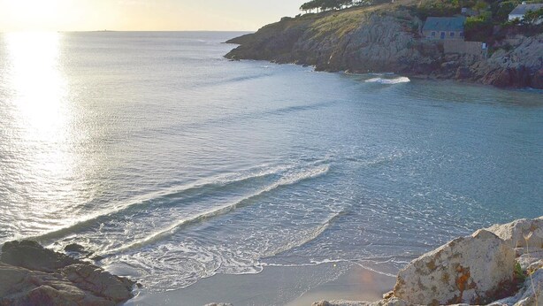 A coastal view with calm sea, rocky shoreline, and a building on a hill. - Amazing home in Tregunc with WiFi (Tregunc)