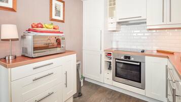 Een koelkast, een kookplaat, een vaatwasser