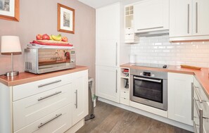 Réfrigérateur, micro-ondes, plaque de cuisson, lave-vaisselle
